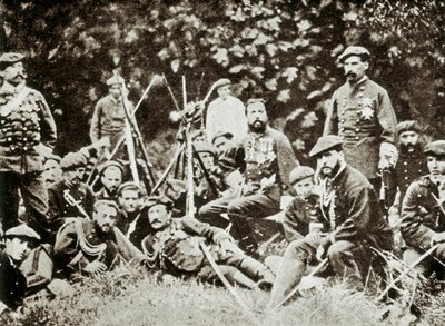 3ª Guerra de Carlist (1872-1876): o pretendente ao trono espanhol Carlos de Bourbon (1848-1909) (Carlos Maria de Borbon y Áustria-Este ou Carlos VII), Duque de Madrid, rodeado pelos seus defensores. Fotografia sobre 1872-1876 de Spanish Photographer