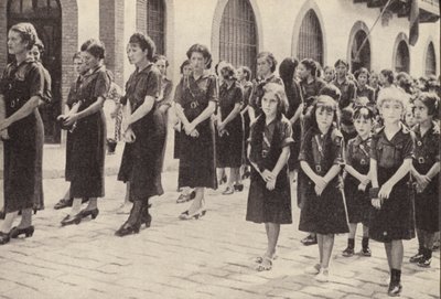 Secção feminina do movimento falangista em Espanha durante o regime de Francisco Franco (fotografia a preto e branco) de Spanish Photographer