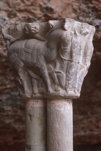 Uma capital arcada com escultura de um cavalo (foto) de Spanish School