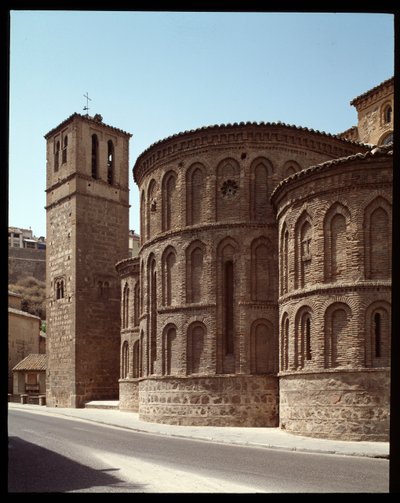 Art mudejar: vista da abside da igreja Santiago de Arrabal, século XIII Toledo, Espanha de Spanish School