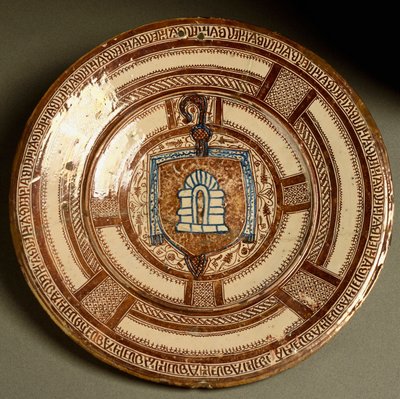 Blazon da abadia de Poblet, abadia cisterciense na Catalunha. Prato cerâmico produzido perto de Valência, Espanha. Florença do século XVI, Museo Nazionale del Bargello de Spanish School