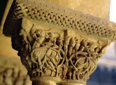 Capital esculpida no lado oeste do claustro de Spanish School
