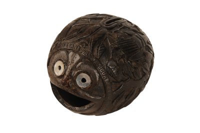 Caixa de dinheiro de coco esculpida, Spanish Colonial, c.1800 (coconut) de Spanish School