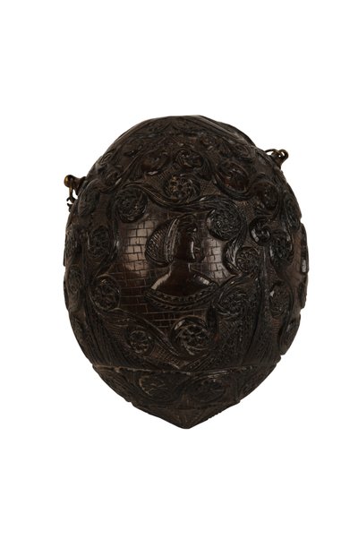 Balão de coco esculpido em pó, Spanish Colonial, c.1800 (coconut) de Spanish School
