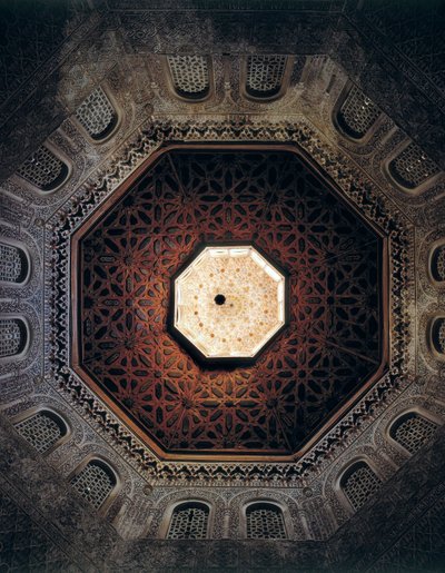 Tecto da Madrasa de Granada, Espanha, construído em 1349 (foto) de Spanish School