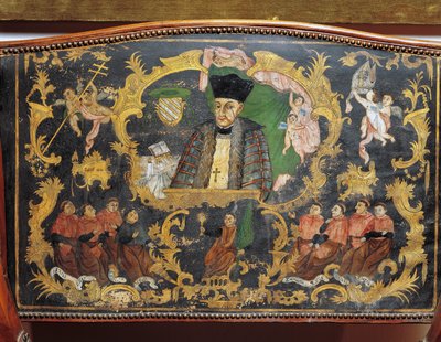 Representação do Bispo Reitor da Universidade, detalhe do verso da cadeira de couro pintado do Colégio de São Bartolomeu em Salamanca, Espanha de Spanish School