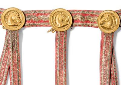 Detalhe do sabretache de Joseph-Napoleon Bonaparte, rei da Espanha, antes de 1813 (couro marroquino vermelho com bordados a ouro e montagens de latão dourado) de Spanish School