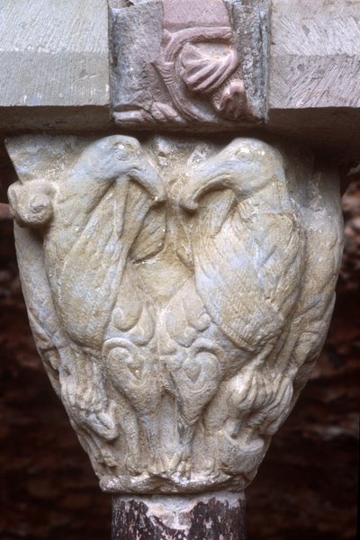 Detalhe de uma capital de arcada com escultura de dois pássaros (foto) de Spanish School