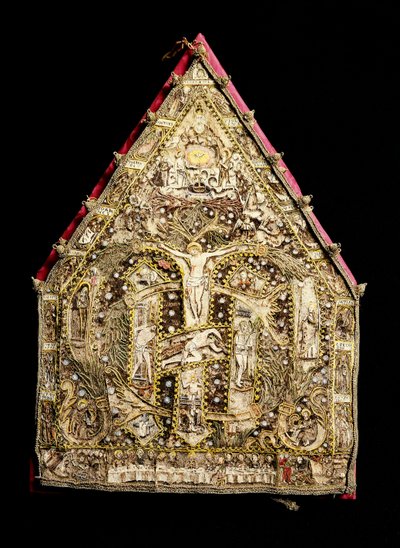 Mitra eveque em decoração dourada de mosaicos de plumas feitas por missionários espanhóis no México. Florença do século XVI, Museo degli Argenti de Spanish School