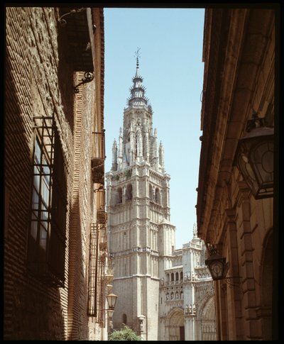 Arte Gótica: vista da Catedral de Santa Maria dos séculos XIII-XVIII Toledo, Espanha (Vista da torre sineira da catedral de Santa Maria de Spanish School