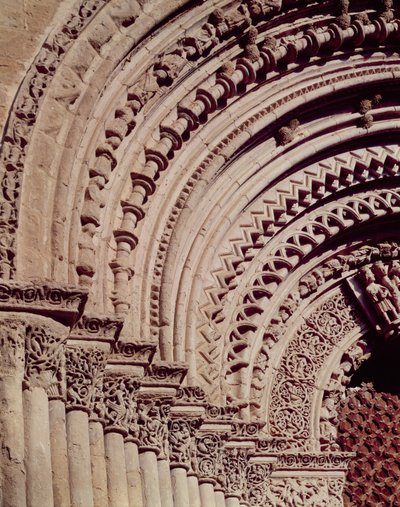 Detalhe escultural da fachada do portal principal de Spanish School