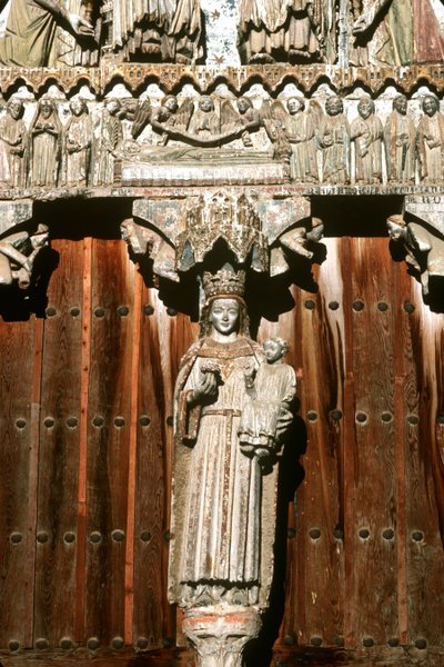 O portal oeste com estátua de Madonna e Child e alívio do último julgamento de Spanish School