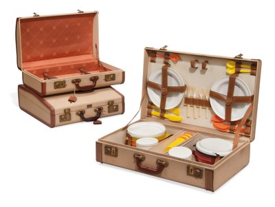 Duas malas e uma cesta de piquenique, Loewe, meados do século 20 (tela, couro, latão e plástico) de Spanish School