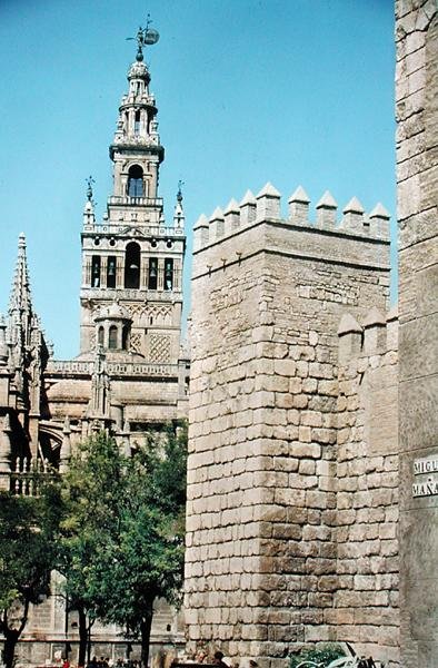Vista da Torre La Giralda e uma das torres do Reales Alcazares de Spanish School