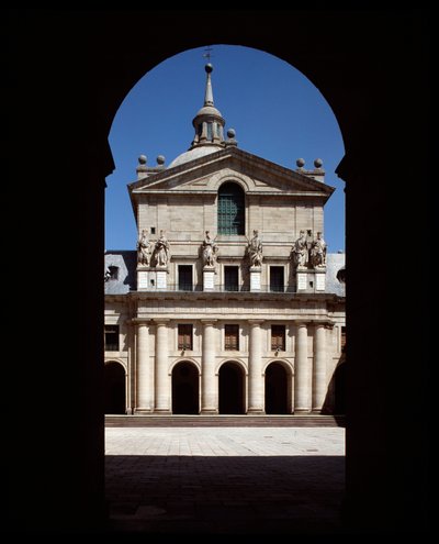 Vista da fachada da igreja de Royal Seat de Spanish School