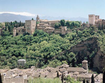 Vista do Palácio da Alhambra do nordeste, do século 14 ao 16 de Spanish School