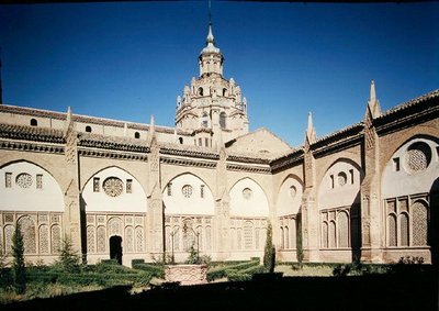 Vista dos claustros, construída 1504-29 de Spanish School