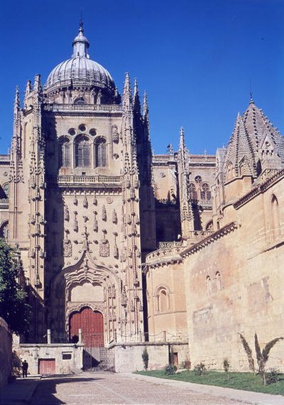 Vista do portal sul e da Torre del Gallo de Spanish School
