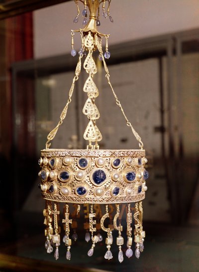 Coroa Votiva do Rei Recesvinto (r.652-72) do Tesouro de Guarrazar, c.670 (ouro, cristal de rocha, pérolas e safiras) de Spanish School