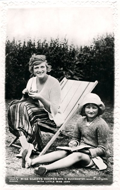 Gladys Cooper 1888-1971, atriz inglesa, com sua filha Joan, no início do século XX. de Sport and General