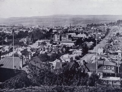 Launceston: Vista da Rua Upper Brisbane, com vista para as Ruas Brisbane e Paterson, Escola Secundária Estadual no centro (foto a p/b) de Stephen Spurling