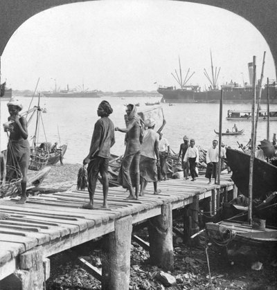 Desembarque no rio Irawaddy, Rangum, Birmânia, 1908 de Stereo Travel Co