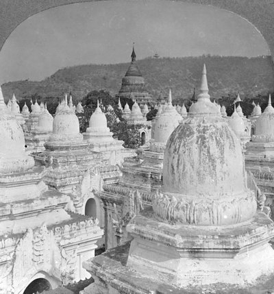 Olhando os 450 pagodes de Mandalay, Birmânia, 1908 de Stereo Travel Co
