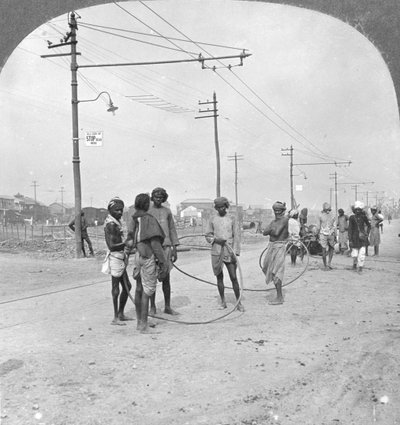 Homens prestes a desenhar uma carga pesada, Rangoon, Birmânia, 1908 de Stereo Travel Co