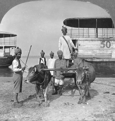 Carrinho de transporte militar com uma escolta de soldados indianos, Birmânia, 1898. de Stereo Travel Co