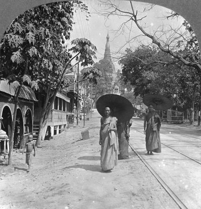 Estrada do pagode ao pagode de Shwedagon, Rangoon, Birmânia, 1908 de Stereo Travel Co
