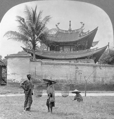 Casa de joss chinesa pitoresca, Bhamo, Birmânia, 1908 de Stereo Travel Co