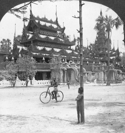 Queens Golden Mosteiro, Mandalay, Birmânia, 1908. de Stereo Travel Co