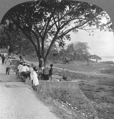 Frente e margem do rio, Bhamo, Birmânia, 1908 de Stereo Travel Co