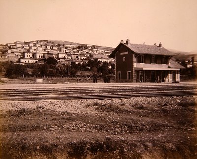 Casa da estação e aldeia de Mallakah na linha ferroviária de Beirute a Damasco (foto) de Studio Bonfils