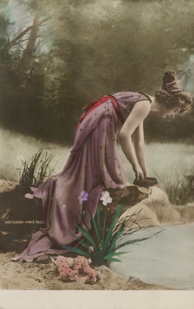 Mulher a olhar para um lago (foto a cores) de Studio Reutlinger