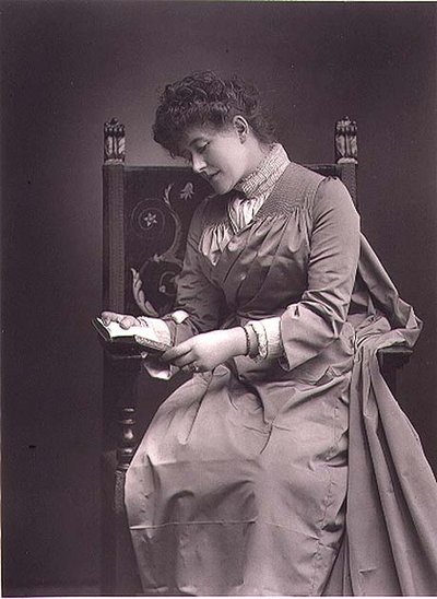 Ellen Terry (1847-1928) fotografia de retrato, meados da década de 1880 (foto a p/b) de Studio Walery