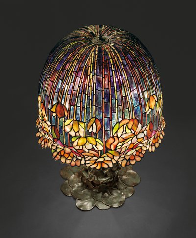 Um abajur &39;Pond Lily&39;, c.1903 (vidro com chumbo e bronze patinado) de Studios Tiffany