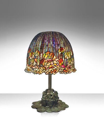 Um abajur &39;Pond Lily&39;, c.1903 (vidro com chumbo e bronze patinado) de Studios Tiffany