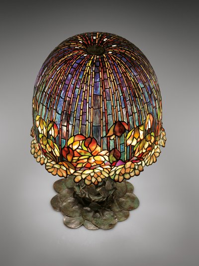Um abajur &39;Pond Lily&39;, c.1903 (vidro com chumbo e bronze patinado) de Studios Tiffany