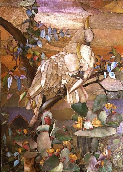 Cockatoos com crista de enxofre, tradicionalmente atribuídos a Joseph Briggs (mosaico de vidro) de Studios Tiffany