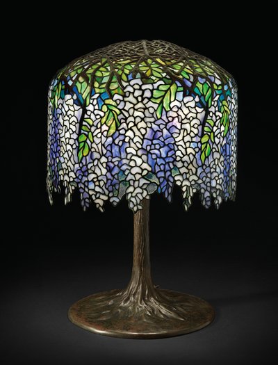 Candeeiro de mesa de glicínia, c.1910 (vidro com chumbo e bronze) de Studios Tiffany