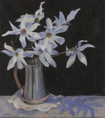 Magnólias Brancas em Silver Jug, 2019 de Sue Wales