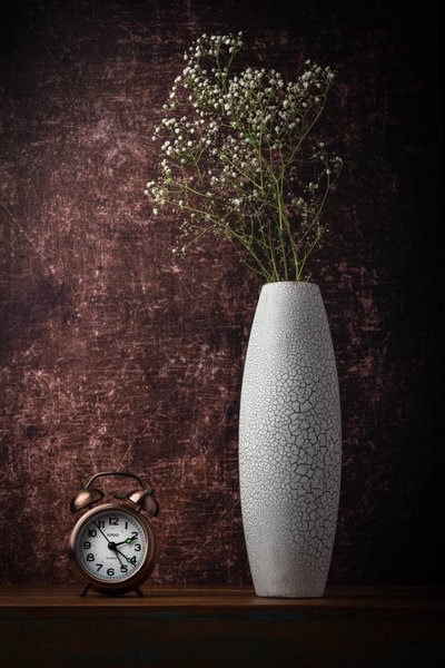 Relógio vintage e flores de Sumit Dhuper