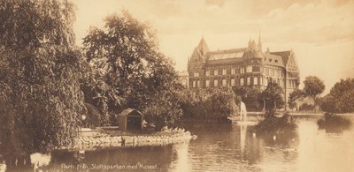 Malmo: Parte do parque do castelo com o museu (fotografia a preto e branco) de Swedish Photographer