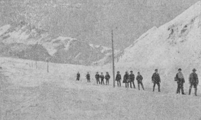 Atravessando o Grande São Bernardo no inverno (foto a p/b) de Swiss Photographer