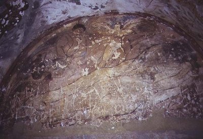 Fresco retratando um anjo sobre duas figuras deitadas no chão, do Apodyterium, início do século VIII (fresco) de Syrian School