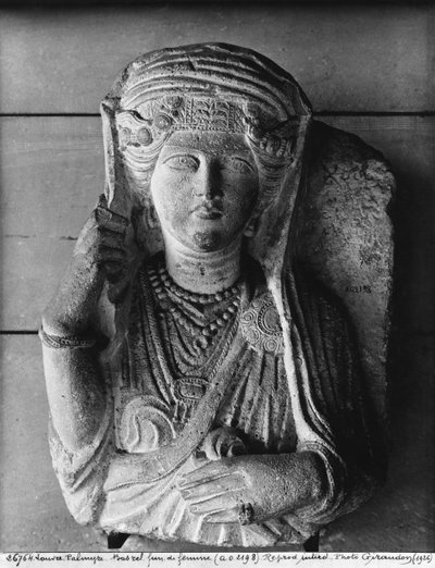 Relevo funerário de uma figura feminina, de Palmyra, Síria de Syrian School