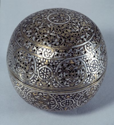Arte Oriental: Perfume frutado (queima-perfume) ou aquecedor de mãos da Síria, final do século XV, início do século XVI. Liga de cobre martelada com decoração grave, pierces, incrustada com ouro, prata e pasta preta. Paris, Musee Du Louvre de Syrian School