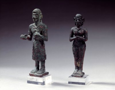 Estatuetas de adoradores e deusas em bronze, da Síria 2300-2000 AC. Paris, Museu do Louvre de Syrian Syrian