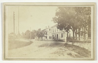 Sem título (vista de uma estrada com casas de tábuas brancas) de T. Holmes